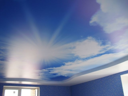Plafond tendu avec une impression 