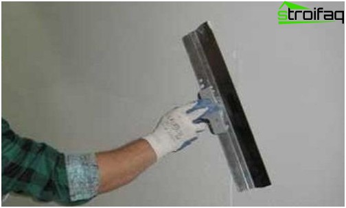 Mastic de finition lors du nivellement des murs avec des cloisons sèches