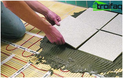 Chauffage au sol dans la salle de bain: installation Pose de carreaux - phase finale