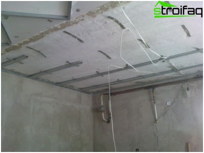 Nous montons un cadre pour un faux plafond