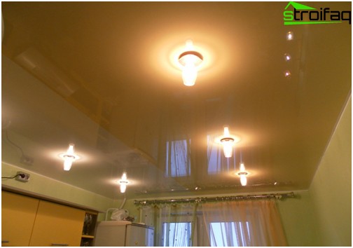 Les plafonds tendus dans la cuisine sont des soins sans prétention