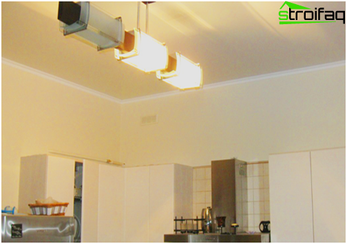 Plafonds tendus dans la cuisine: photo №6