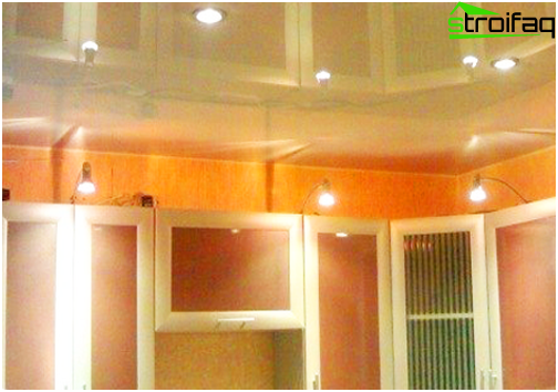 Plafonds tendus dans la cuisine, photo