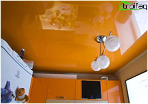 Plafonds tendus dans la cuisine agrandissent la pièce