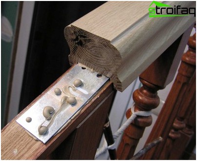 La dernière étape est la fixation supérieure des balustres, de la barre de support et de la main courante