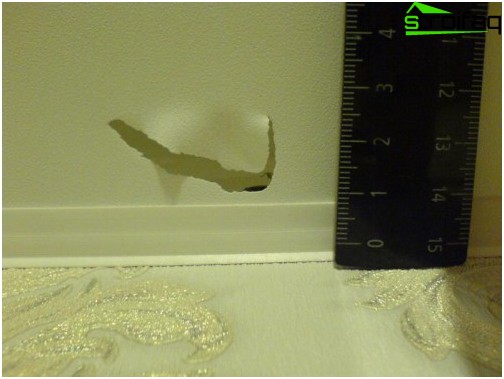 Un petit espace dans la toile tendue du plafond près du mur, qui peut être coupé