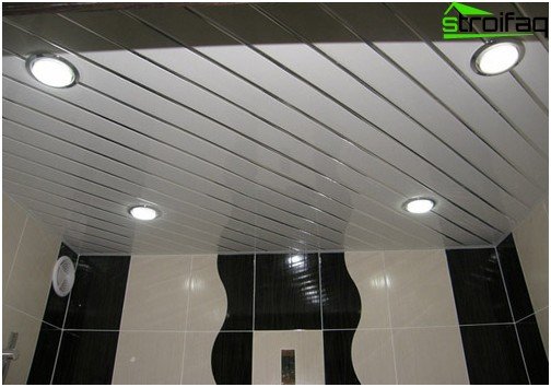 Plafond à lattes avec spots