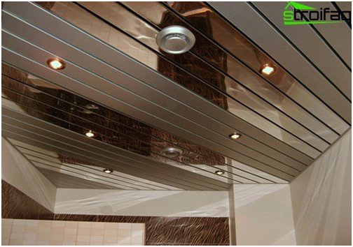 Plafond à lattes pour la salle de bain - l'incarnation de toutes les idées