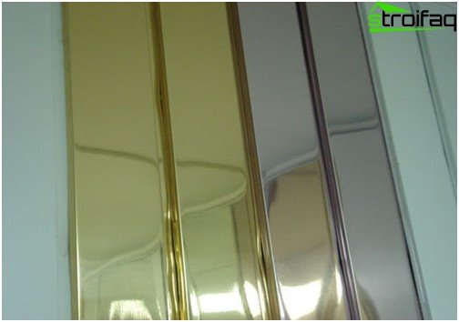 Les plafonds à lattes étonnent avec une variété de nuances