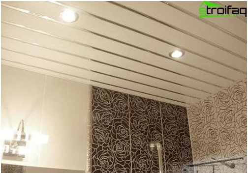 Plafond à lattes avec inserts