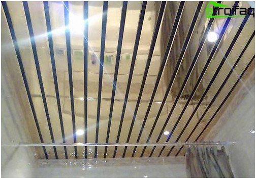 Plafonds à lattes pour la salle de bain: photo №2