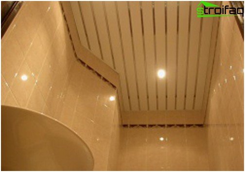 Les plafonds à lattes pour la salle de bain transforment la pièce