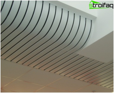 Plafond à crémaillère incurvé