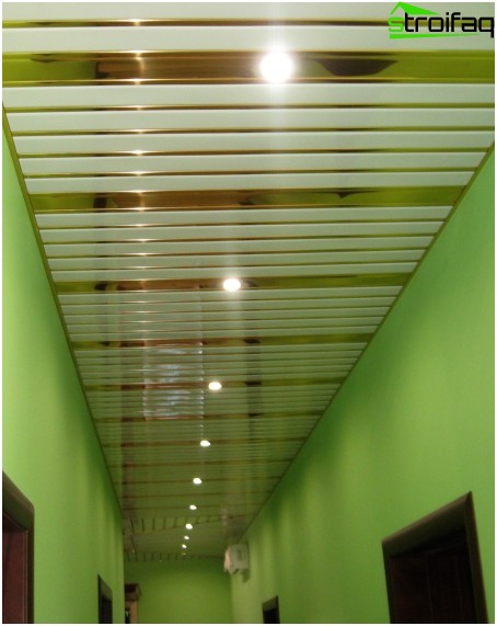 Plafond à lattes dans le couloir