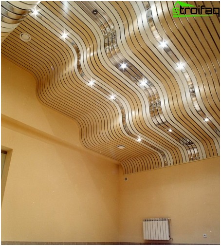 Plafonds à lattes dans le couloir