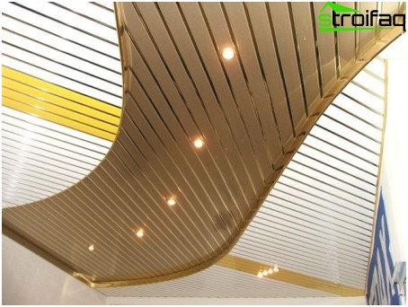 Plafonds à lattes à l'intérieur de la cuisine