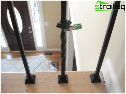 La méthode de fixation des balustres forgés à la base de support et à la balustrade est généralement proposée par le fabricant.