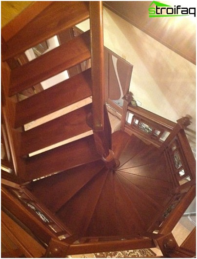 Le premier type est un escalier en colimaçon soutenu par un pilier central et les murs les plus proches