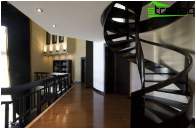 Le troisième type est un escalier en colimaçon sans pilier central avec appui sur des cordes d'arc incurvées en spirale. Design magnifique mais sophistiqué