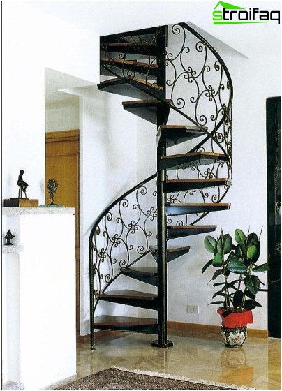 Le quatrième type est un escalier en colimaçon métallique fiable et facile à réaliser soutenu par un pilier monolithique en tube d'acier à paroi épaisse