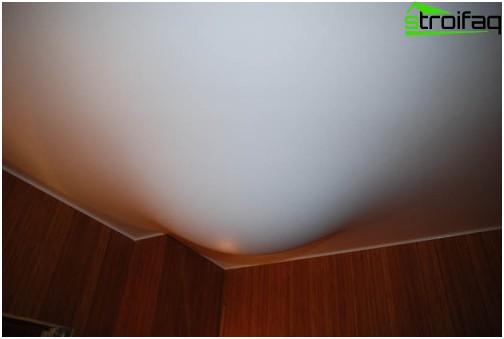 Plafond tendu pendant l'inondation avant réparation