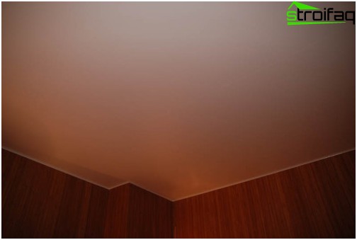 Plafond tendu pendant l'inondation après réparation