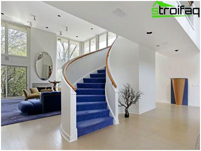 L'escalier doit occuper le moins d'espace possible et plusieurs de ses marches inférieures doivent faire face à l'entrée de la pièce.