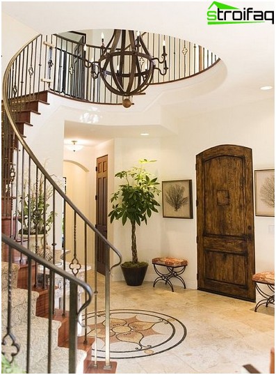 Un escalier en colimaçon gracieux rend l'intérieur élégant et complet, mais pour les petits enfants et les membres âgés de la famille, il est gênant et même dangereux