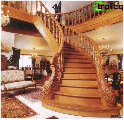 Les sculptures, les balustres ciselés, les groupes sculpturaux complexes font partie intégrante d'un escalier en bois dans un style classique.