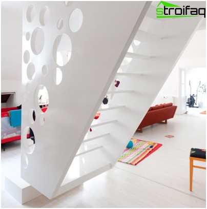 L'escalier en bois laconique blanc comme neige dans la pépinière est semblable à un étranger de l'espace