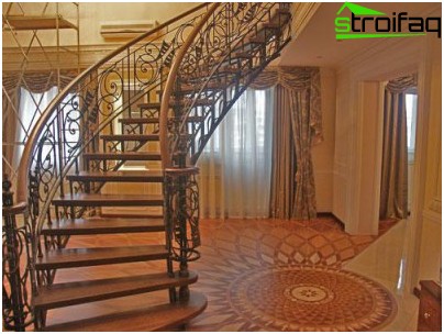 Un escalier en bois sombre encadré de clôtures en fer forgé ajouré donne à l'intérieur une solennité particulière