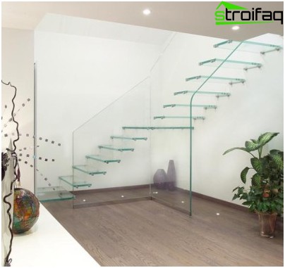 L'escalier en verre transparent semblait se fondre dans l'espace d'un hall spacieux pas trop spacieux