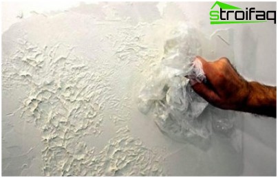 Utiliser des outils improvisés pour créer du relief