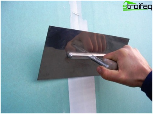 Position correcte de la truelle lors du nivellement des murs