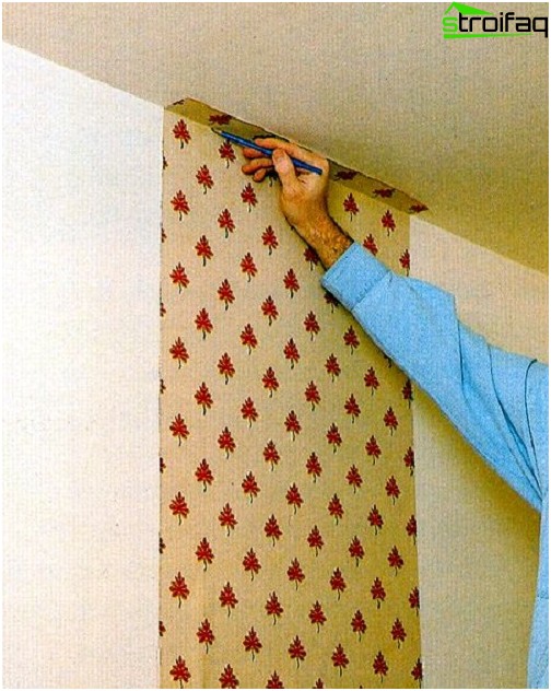 Couper le papier peint en excès