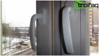 La fenêtre est installée avec des violations et peut être remplacée La fenêtre est installée avec des violations et pourra être remplacée: lors de la fermeture, un espace reste entre le châssis et le cadre