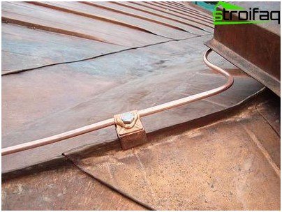 Conducteur de descente sur une maison en bois Conducteur de descente sur une maison en bois