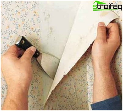 On retire le papier peint avec une spatule