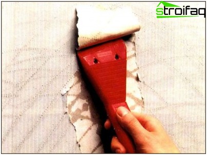 Nous retirons le papier peint après mouillage et perforation