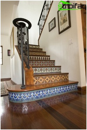 Mosaïque dans la décoration d'un escalier en bois Mosaïque dans la décoration d'un escalier en bois