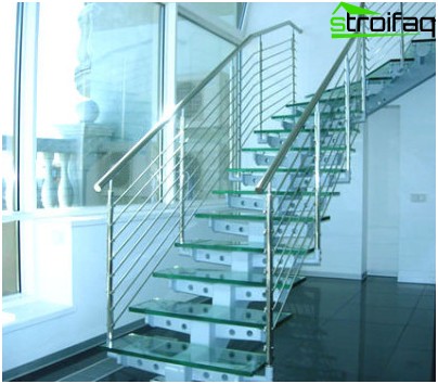 Escalier en métal avec marches en verre trempé Escalier en métal avec marches en verre trempé