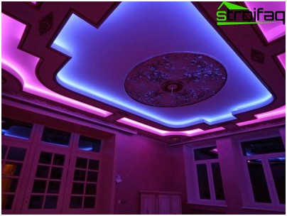 Plafond tendu à plusieurs niveaux avec éclairage caché