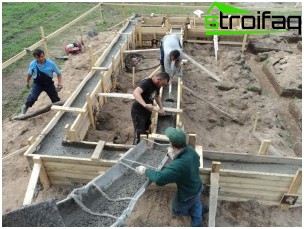 Le processus de coulage du béton à l'aide d'une gouttière