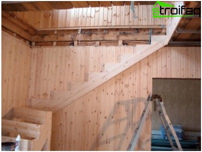 Escalier mansardé en bois La construction de l'espace pour le vol des escaliers