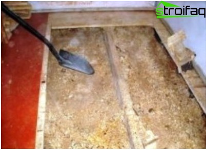 La construction de la trappe pour les escaliers menant au grenier La trappe pour les escaliers menant au grenier est sciée avec une scie à circulation