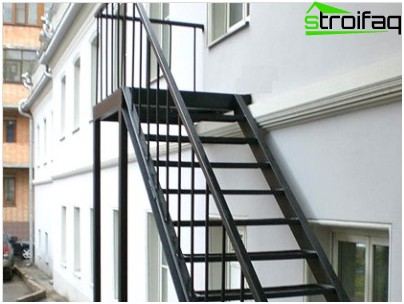 Escalier extérieur en métal avec poutres-cordes