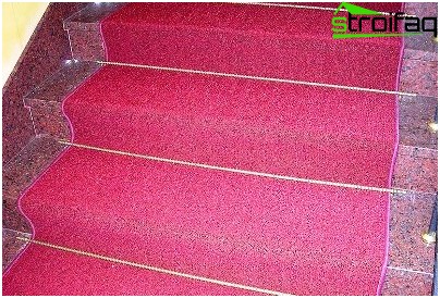 Décorer un escalier avec un tapis dans une maison de campagne