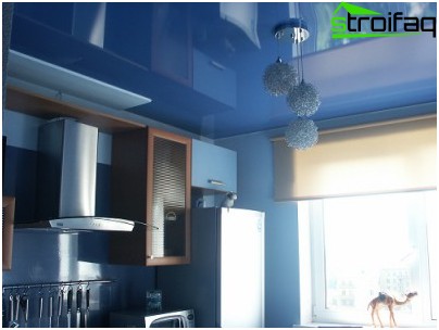 Un exemple de plafond tendu brillant