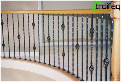 De nouvelles lignes et formes de balustres en fer forgé modernes comme l'incarnation des anciennes traditions de construction d'escaliers