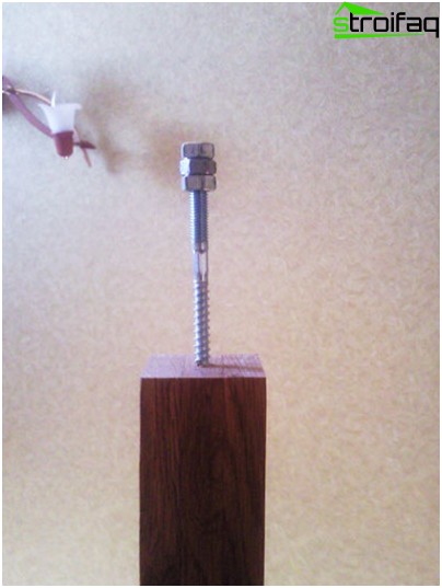 Pour une fixation fiable de l'arbre des supports à l'arbre des structures portantes des escaliers, seul le matériel de serrage métallique à action active peut être utilisé